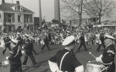 501585 Afbeelding van een muziekkorps tijdens een optocht over de Wittevrouwensingel te Utrecht, met de achtergrond ...
